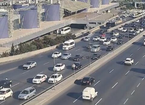 Bakının bir sıra yollarında nəqliyyat vasitələrinin hərəkəti çətinləşdi