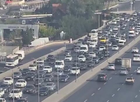 Bakının bir sıra yollarında nəqliyyatın hərəkəti çətinləşdi