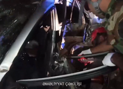 Xaçmazda sürücü qəzaya uğrayan avtomobildə sıxılı qaldı