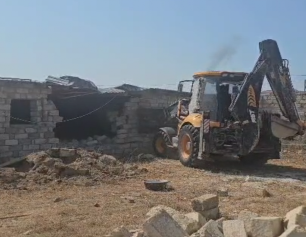 Xəzər rayonunda qanunsuz tikili söküldü