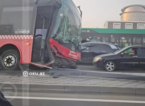 Bakıda sərnişin avtobusu işıqfora çırpıldı