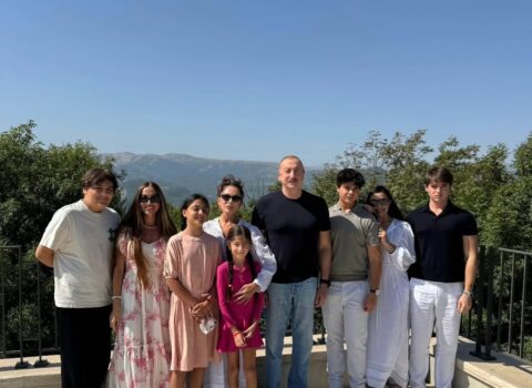 Leyla Əliyeva Mehriban Əliyevanın doğum günü münasibətilə ailəvi foto paylaşıb