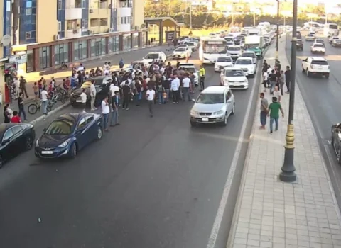 Sabunçuda avtomobil piyadanı vurub, yolda sıxlıq yaranıb