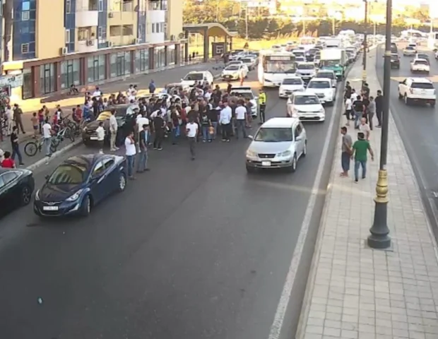 Sabunçuda avtomobil piyadanı vurub, yolda sıxlıq yaranıb