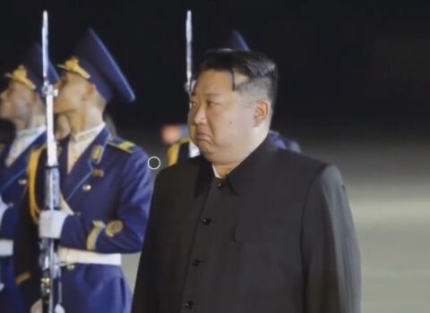 Kim Çen In Ukraynada ölən koreyalıların tabutlarını qarşılayarkən ağladı