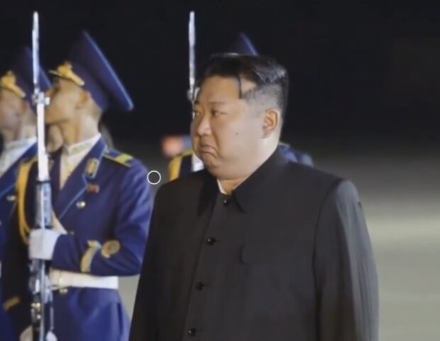Kim Çen In Ukraynada ölən koreyalıların tabutlarını qarşılayarkən ağladı