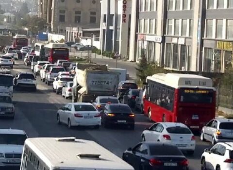 Bakının bir sıra yollarında nəqliyyat vasitələrinin hərəkəti çətinləşdi