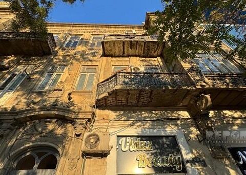 Bakıda yeni tikilidə qanunsuz artırılan eyvan söküldü