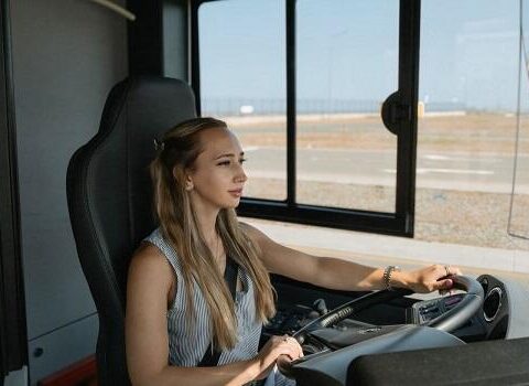 Azərbaycanda qadınlar da avtobus sürəcək