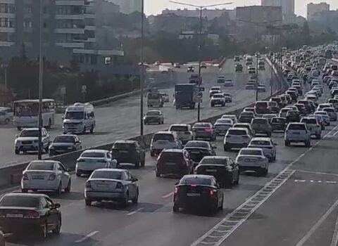 Bakının bir sıra yollarında nəqliyyatın sıxlığı yarandı
