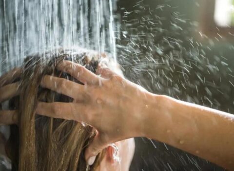 Başınıza soyuq su tökməzdən əvvəl düşünün – mütəxəssislər xəbərdarlıq edir