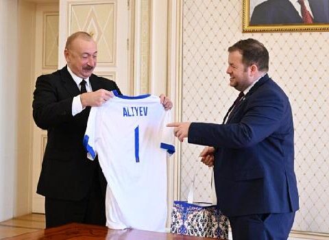 Prezidentə futbol forması hədiyyə edildi