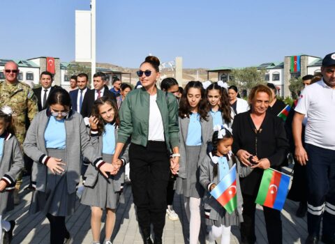 Keçmiş məcburi köçkünlər Mehriban xanım Əliyevanı təbrik edirlər
