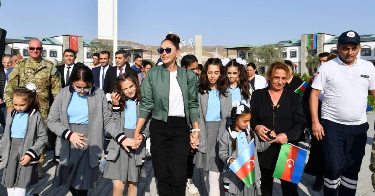 Keçmiş məcburi köçkünlər Mehriban xanım Əliyevanı təbrik edirlər