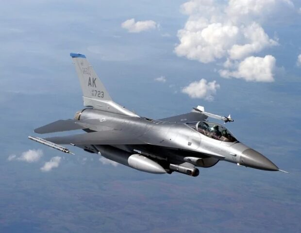 F-16 qırıcı təyyarəsi qəzaya UĞRADI – Bu ölkədə… – VİDEO