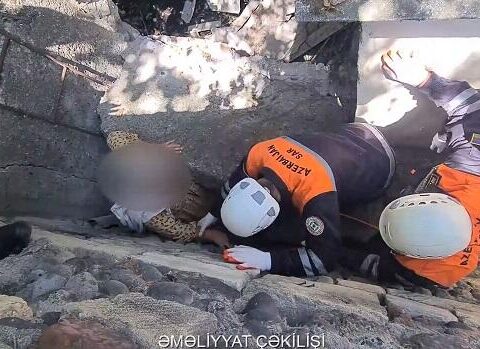 Evin hasarı uçdu: qadın altında qaldı – Video