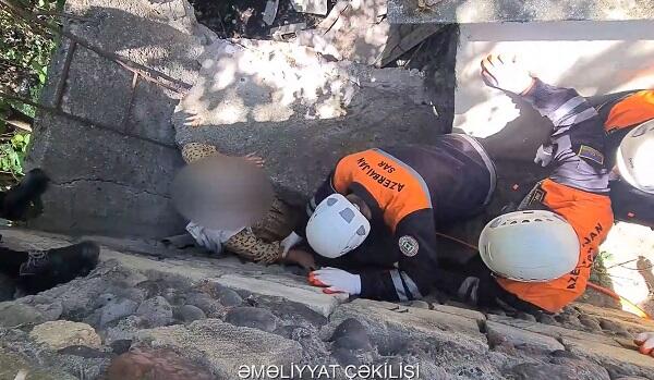 Evin hasarı uçdu: qadın altında qaldı – Video