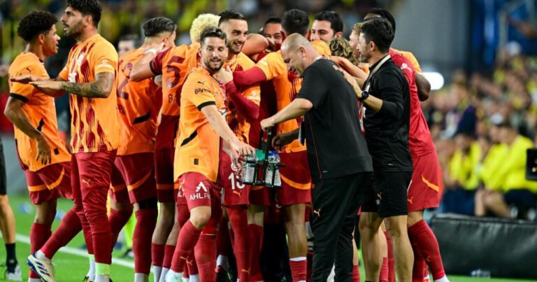“Qalatasaray” səfərdə rəqibini darmadağın etdi