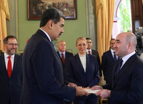 Rzayev etimadnaməsini Maduroya təqdim etdi