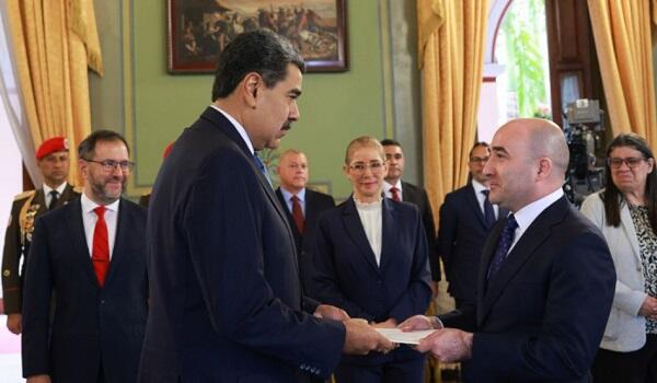 Rzayev etimadnaməsini Maduroya təqdim etdi