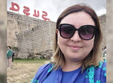 Bıçaqlanan məktəb direktoru və katibə arasındakı məhkəmə çəkişməsi davam edir