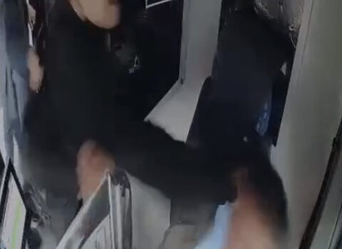 Bakıda sərnişin avtobus sürücüsünü döydü – VİDEO
