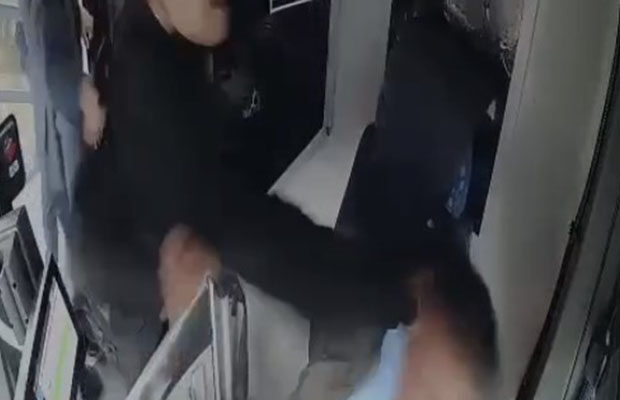 Bakıda sərnişin avtobus sürücüsünü döydü – VİDEO