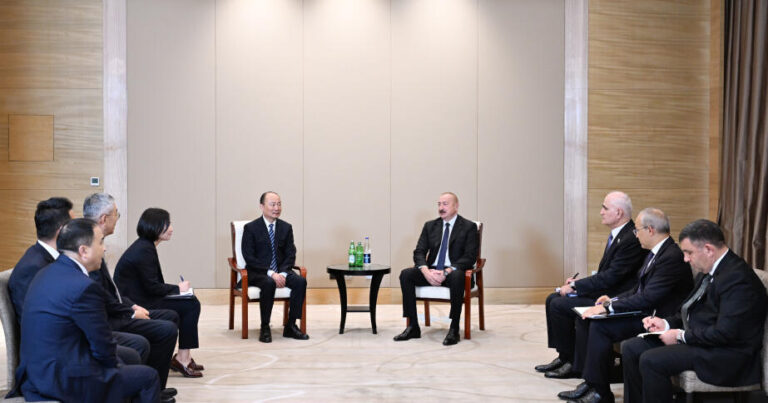 Prezident Tiencin şəhərində Mo Dinqqı ilə görüşüb – FOTO