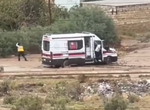 Bakıda təcili yardım maşını palçıqda batdı – Həkim çağırışa piyada getdi – VİDEO