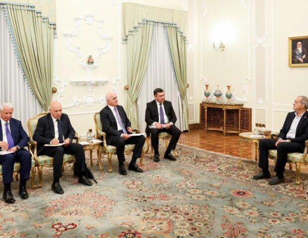 Pezeşkian Şahin Mustafayevin rəhbərlik etdiyi nümayəndə heyəti ilə görüşüb – FOTO