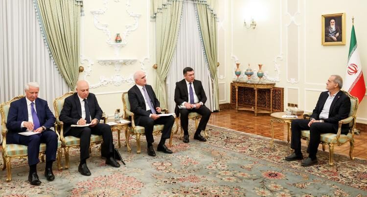 Pezeşkian Şahin Mustafayevin rəhbərlik etdiyi nümayəndə heyəti ilə görüşüb – FOTO