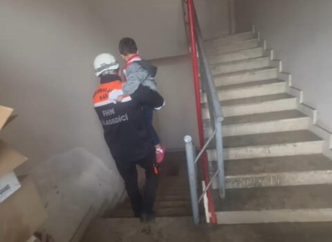 Güclü yanğın məhdudlaşdırılıb, sakinlər təxliyə edilib – VİDEO