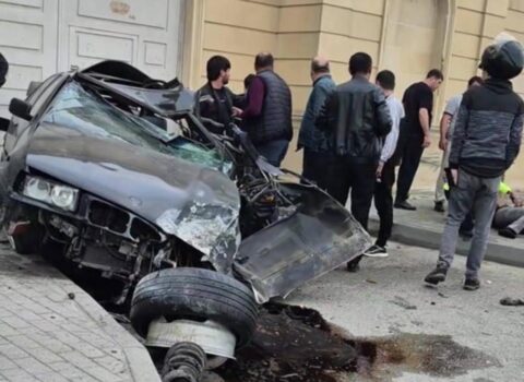 Buzovna yolunda ağır qəza – “BMW” bu hala düşdü – VİDEO