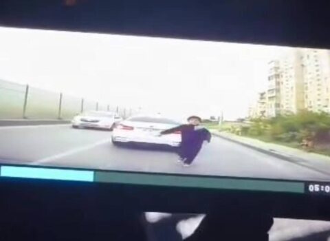 Bakıda uşaq özünü maşının üstünə atdı – VİDEO