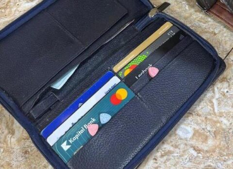 Həbsdəki ərinə narkotik gətirdi – FOTO