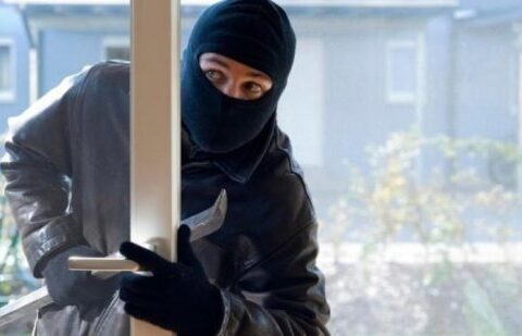 Tanınmış həkimin evindən külli miqdarda pul oğurlanıb