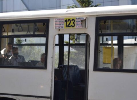 Bakıda avtobusun döşəməsi çökdü, sərnişin son anda… – FOTO