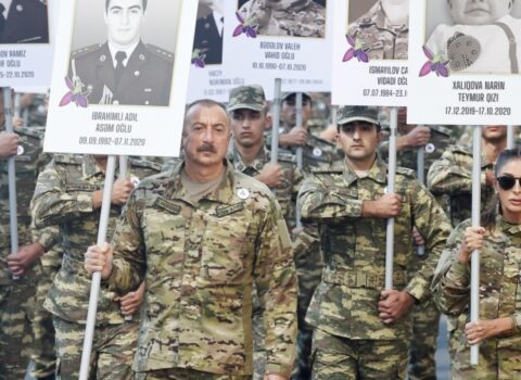 İlham Əliyev şəhidlərin xatirəsini sükutla yad etdi
