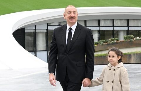 Prezidentin yanındakı kiçik qız kimdir? – FOTO