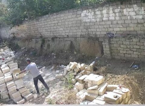 Suraxanıda rabitə xətlərinin üzərindəki qanunsuz tikiliyə kim icazə verib? – FOTO