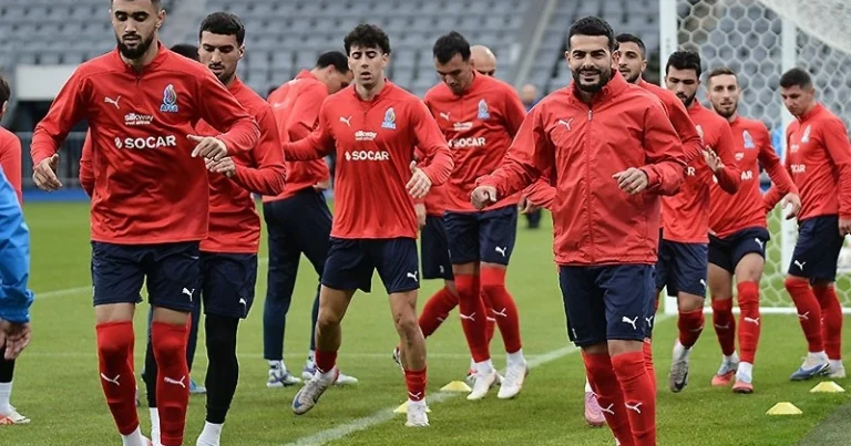 “Uşaqların oynadığı stadionları ləğv edib yerində şadlıq evləri tikmişik”