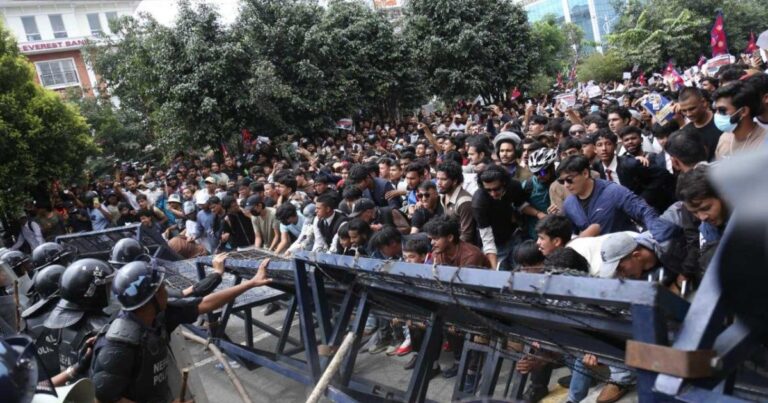Nepalda ordunun qoşun yeritməsi ilə xaos güclənir — FOTO/VİDEO