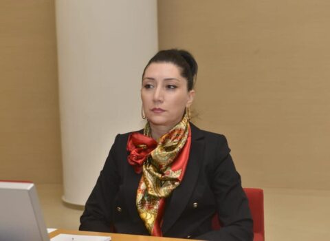 Redaktor bəzi qadınlara “od püskürdü”: “Bunların yiyəsi hara baxır?”