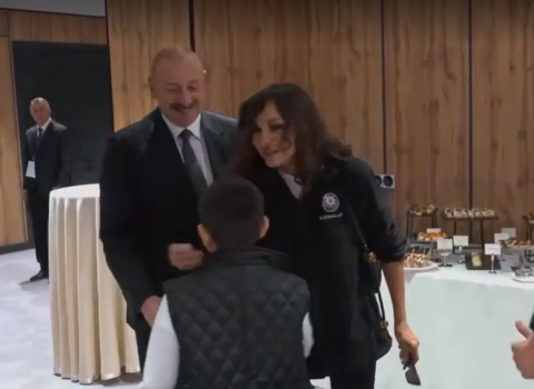 İlham Əliyev və xanımı Gəncədə şəhid övladları ilə görüşüblər – VİDEO