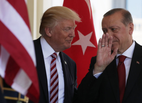 Trampın pencəyinə taxdığı nişan diqqət çəkdi – VİDEO
