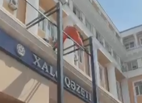 Bakının 28 May küçəsindəki tarixi abidənin icazəsiz konstruksiyaları sökülür – VİDEO