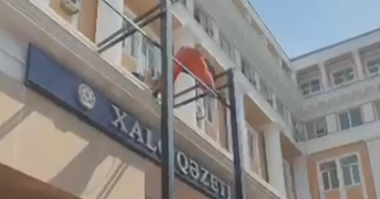 Bakının 28 May küçəsindəki tarixi abidənin icazəsiz konstruksiyaları sökülür – VİDEO