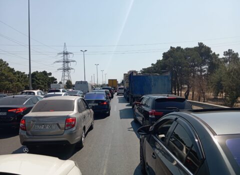 Bakı-Sumqayıt yolu iflic oldu, yüzlərlə maşın tıxacda qaldı: Səbəb bu imiş… – FOTOLAR