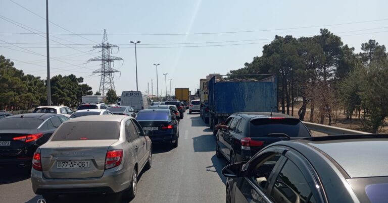 Bakı-Sumqayıt yolu iflic oldu, yüzlərlə maşın tıxacda qaldı: Səbəb bu imiş… – FOTOLAR