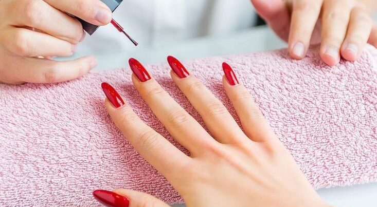 Gel dırnaq boyalarından istifadə edən xanımlara XƏBƏRDARLIQ – VİDEO